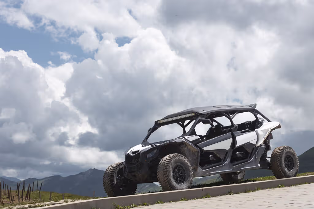 Pojazdy SSV od BRP Broker 2 offroad utv side by side buggy mountains 1